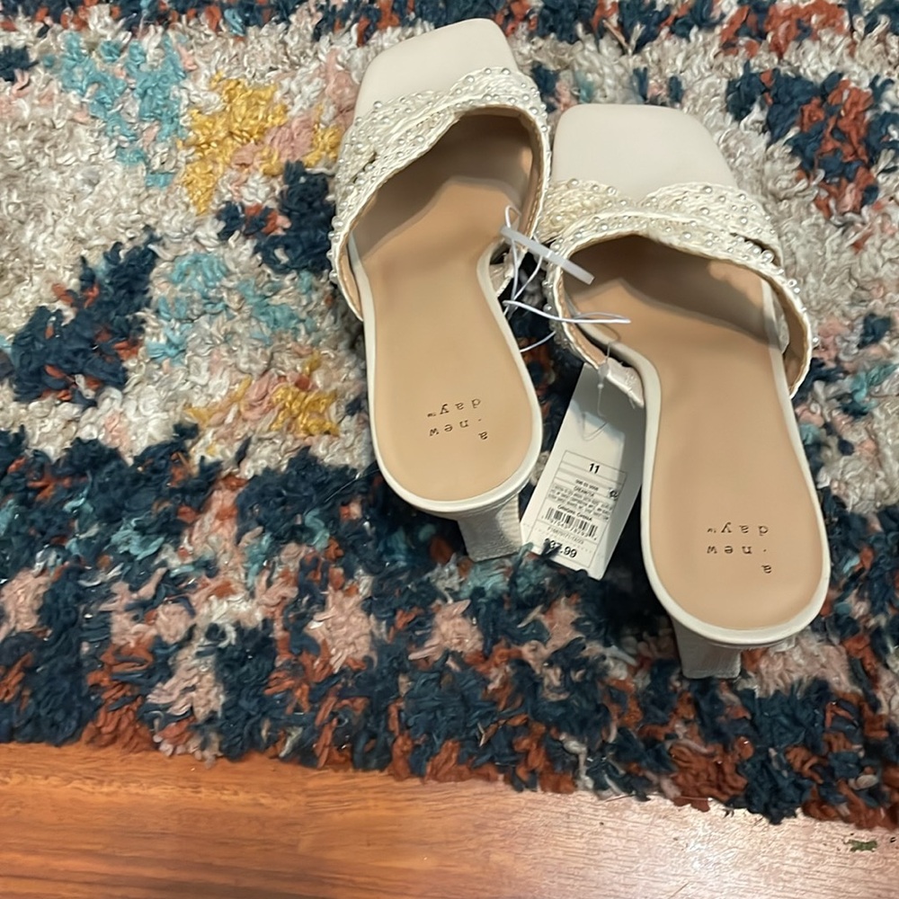 Beautiful Cream Open Back High Sandals! Simply Gorgeous! - Picture 3 of 7